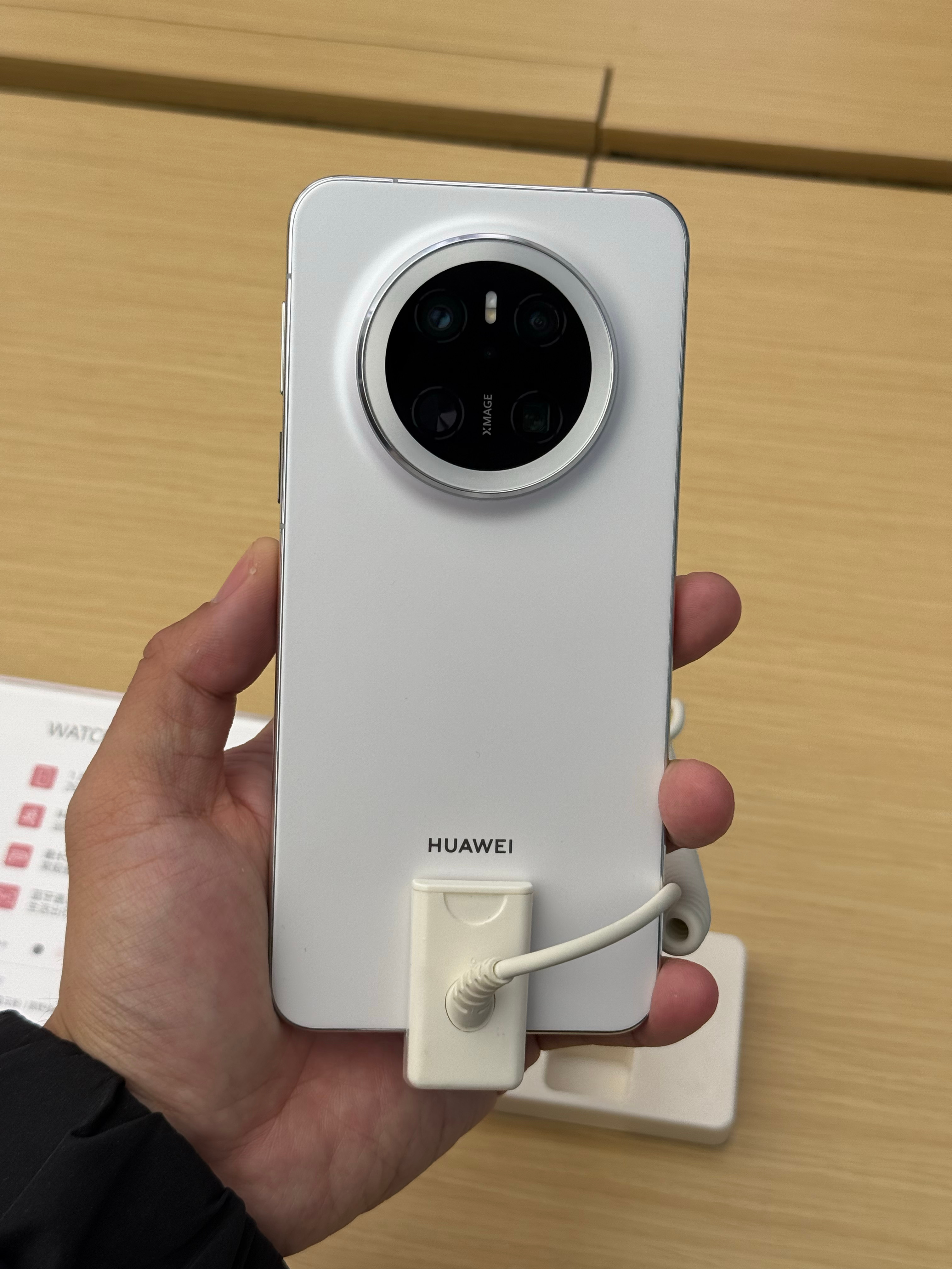 华为Mate 70和华为Mate70 Pro，标准版相机Deco要小一圈[思考]