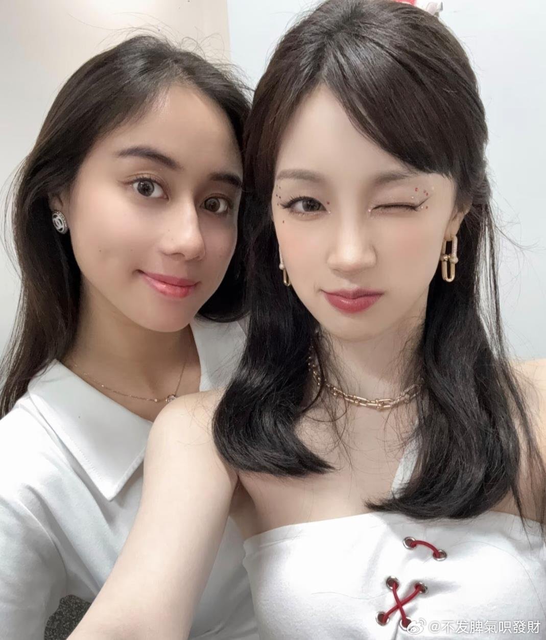 赌王四太小女儿何超欣亮相IDLE香港演唱会，与宋雨琦后台手挽手合照何超欣发文称首