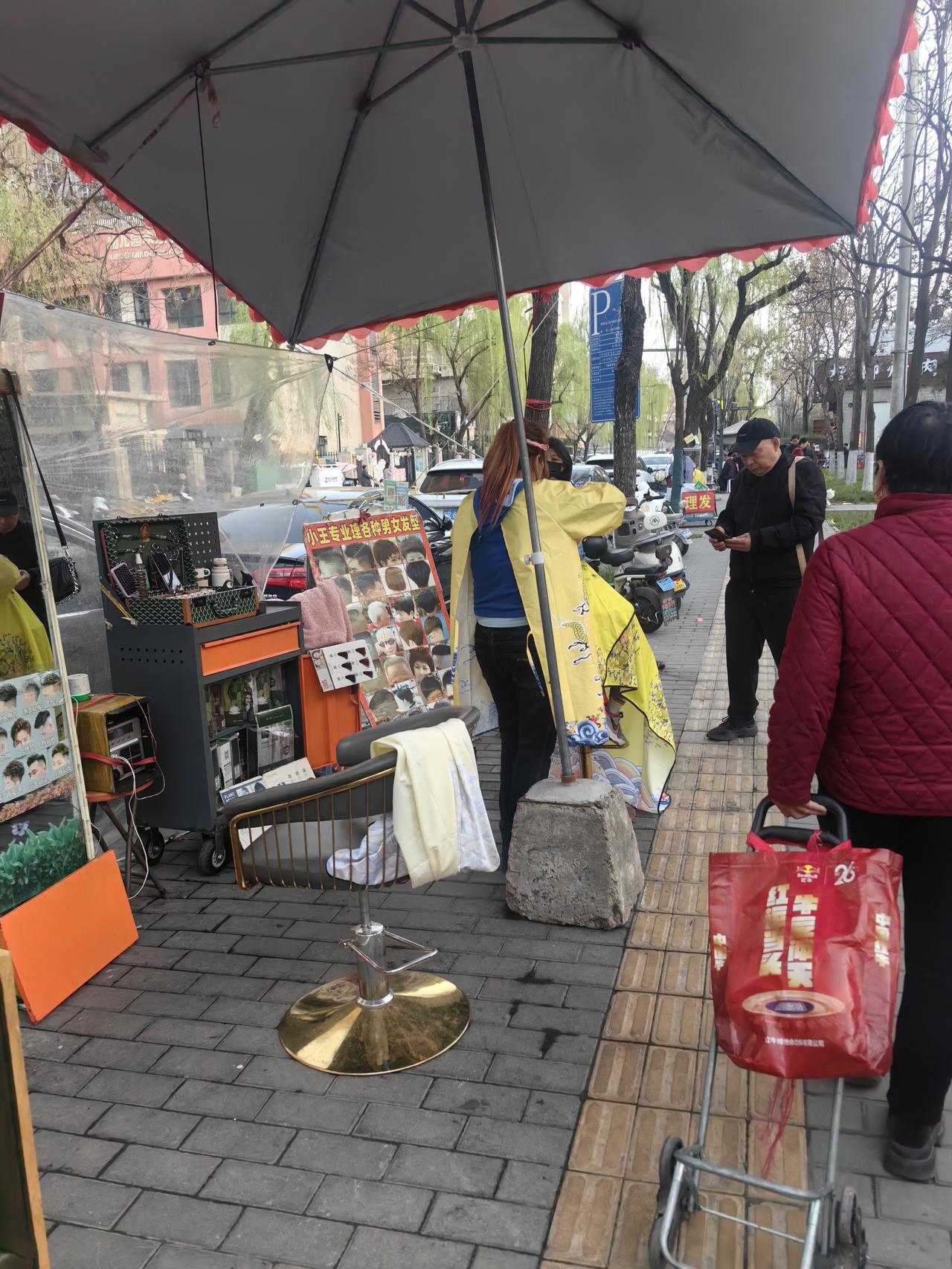 昨天二月二龙头节，理发的摊铺家家生意火爆

昨天是农历二月二龙头节，又是二十四节