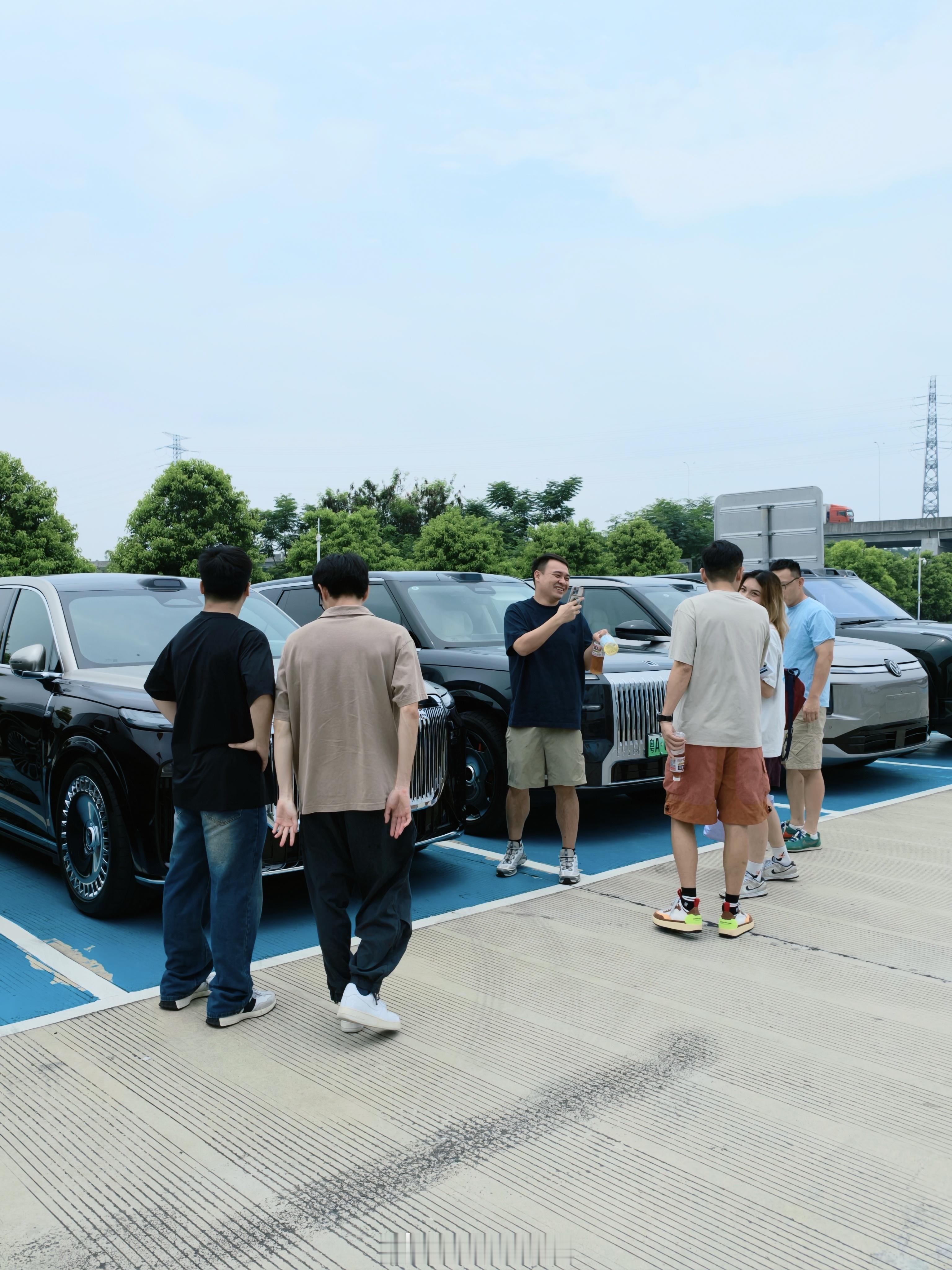 大家都可以自由选择不同的大家车的9系SUV 进行体验，有人选择开，有人选择坐，像