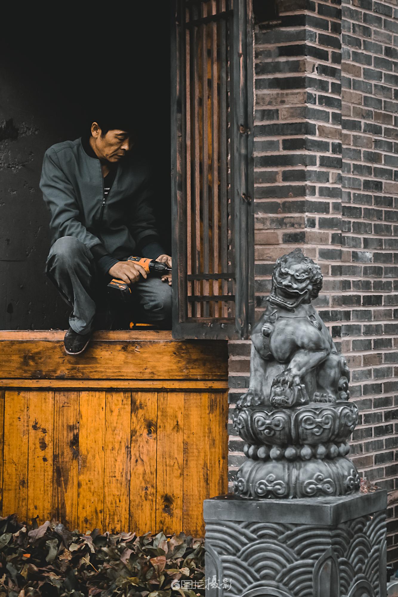 你蹲我也蹲  。石狮：“我蹲了几百年，就等你这个搭子”