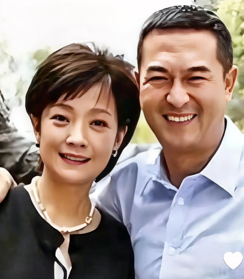 张嘉译妻子王海燕简介：
王海燕，2004年拍戏与张嘉益相识，2007年二人低调成