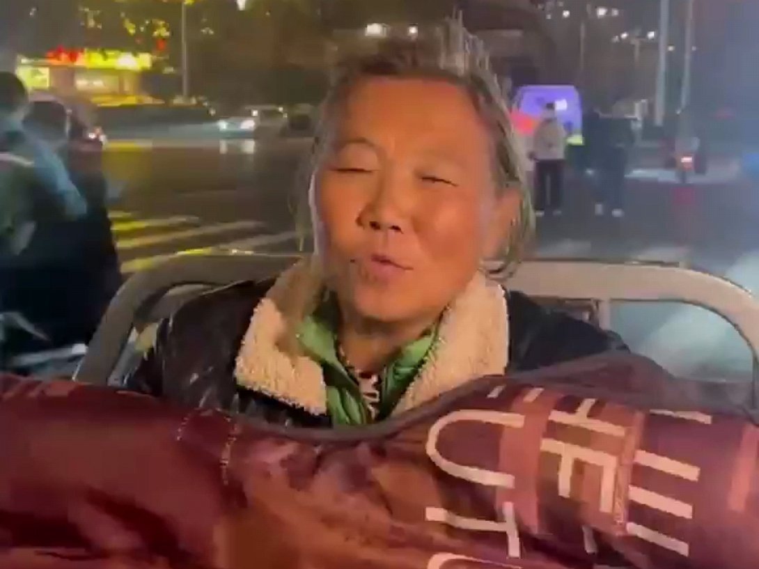 为什么大冰一定要帮助麦子阿姨 ，“不论她是谁的母亲。列此番阵仗，貌似温暖一人，实