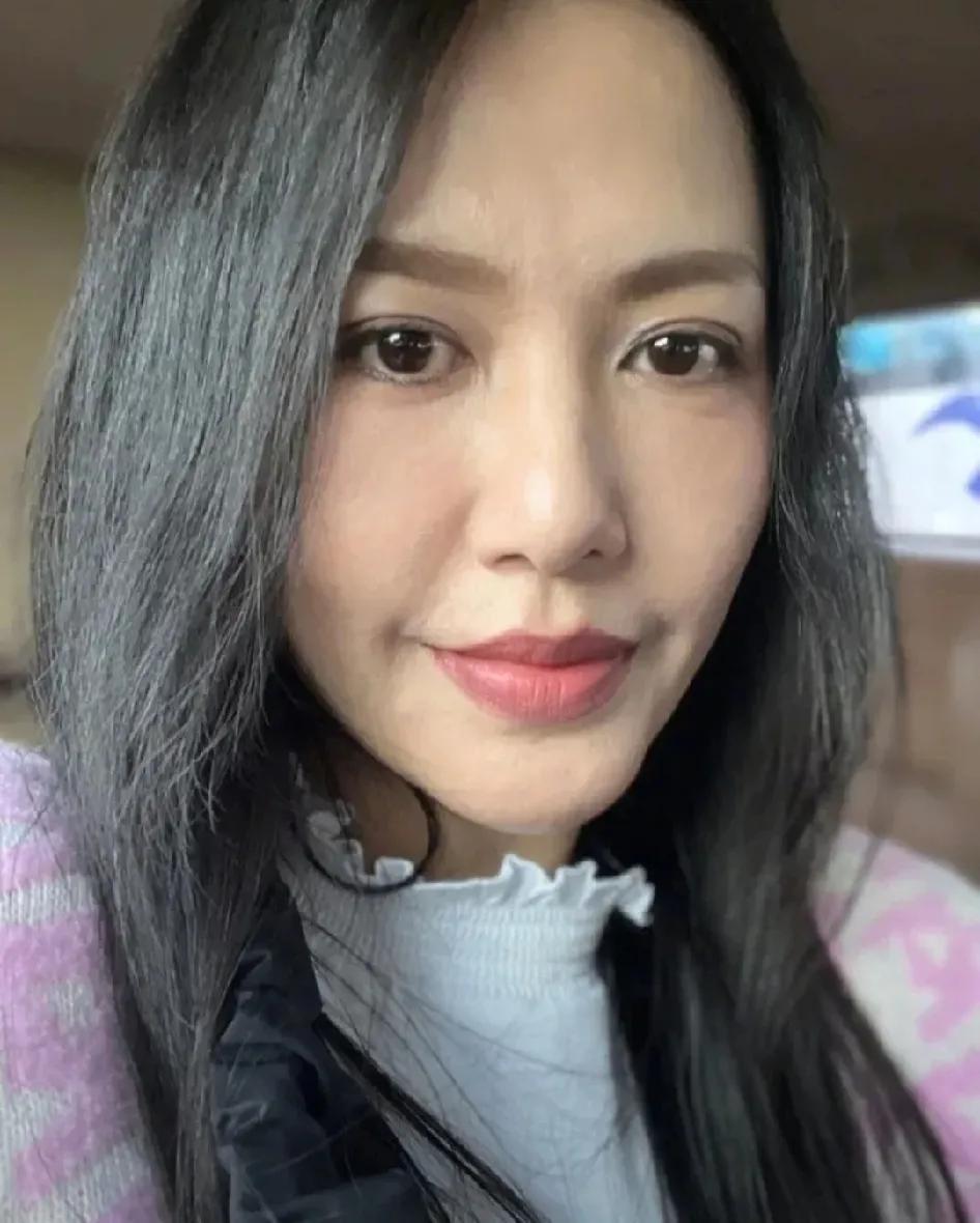我觉得
谭维维够美了
无需用美颜
原相机拍出来的照片
就超好看的
用了美颜
反而