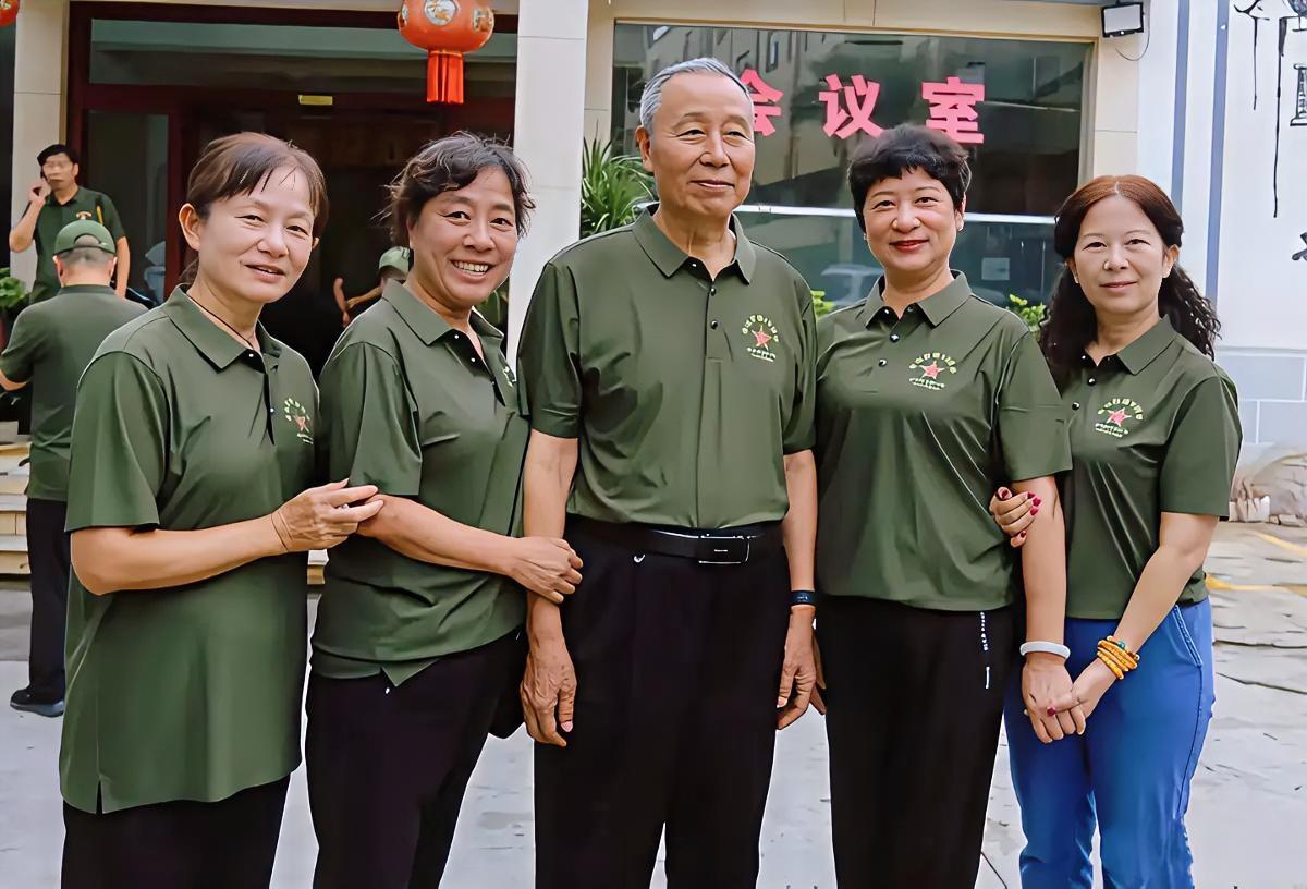 这是2024年9月，32师老山防御作战40周年纪念活动，32师师长刘玉尊（中）与