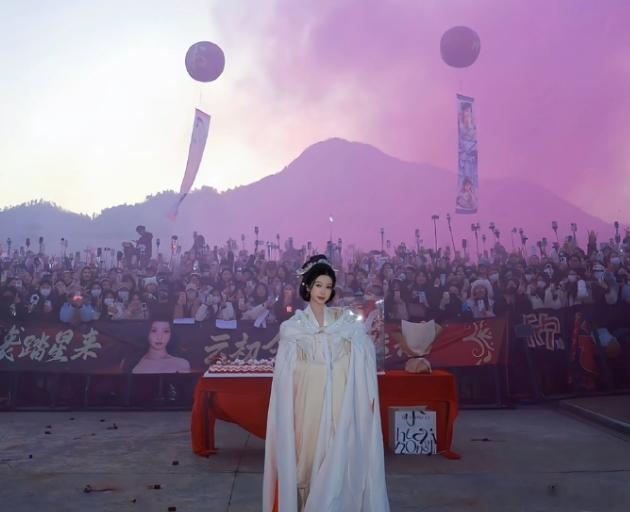 开机应援其实挺下头的以前明星开机，杀青应援都是粉丝为了见到艺人自发去的，基本上不