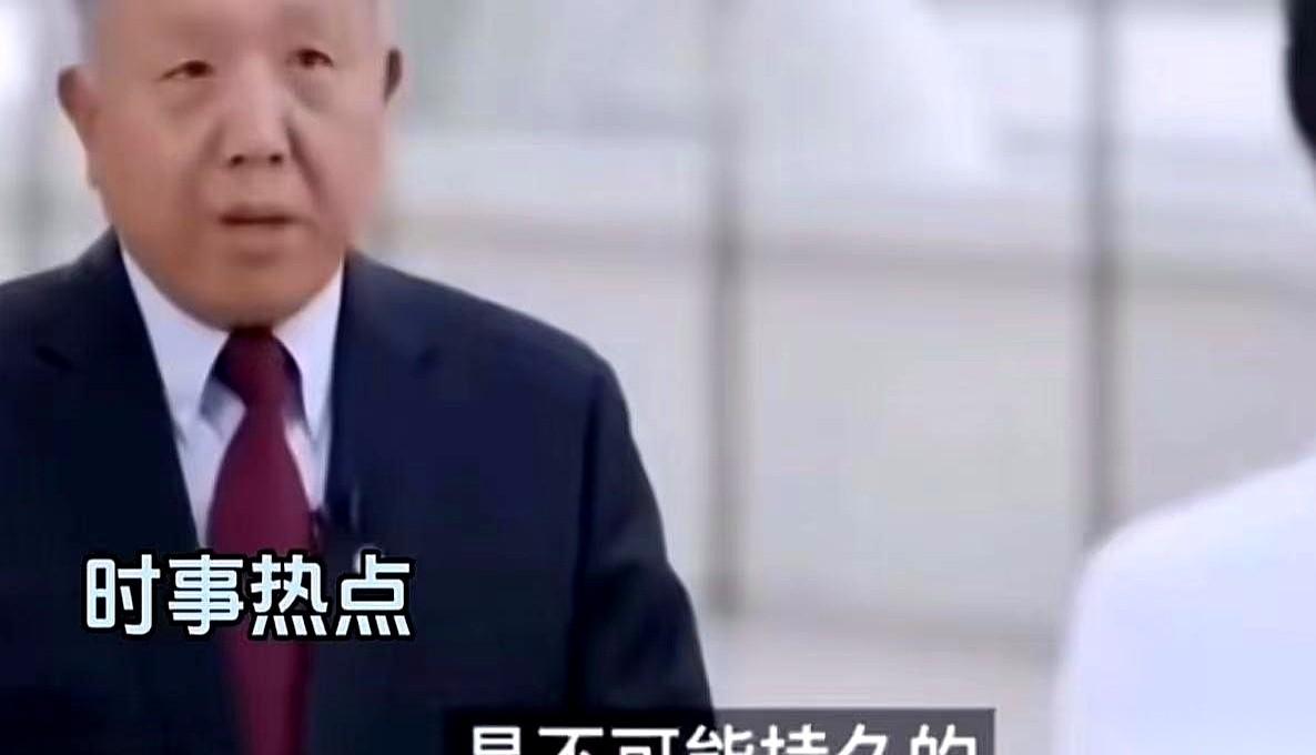 终于有个专家说了句人话。
“老百姓都没收入了，还在刺激消费！”
就这一句，我差点