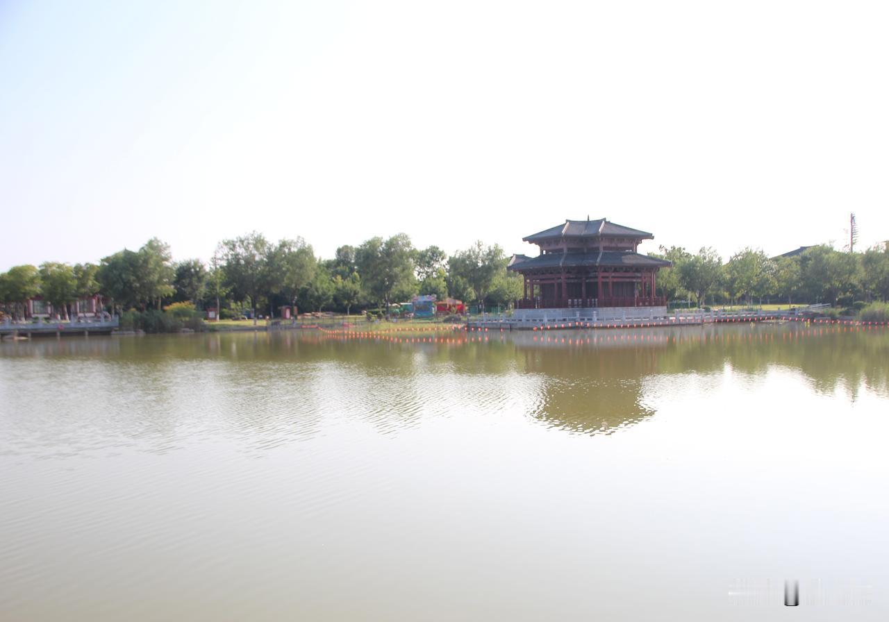 七绝｜丙午八月汉梁吟
八月连绵梁汉风，
古城交错宋河东。
苍葱夏日颜如玉，
却道