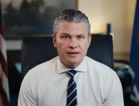 美国国防部长赫格塞思签署了一道让人头皮发麻的文件。从今以后，所有美军士兵，可以在