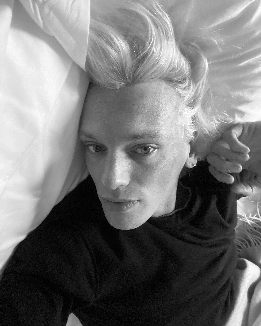 Jamie Campbell Bower晒出一组11月随拍 