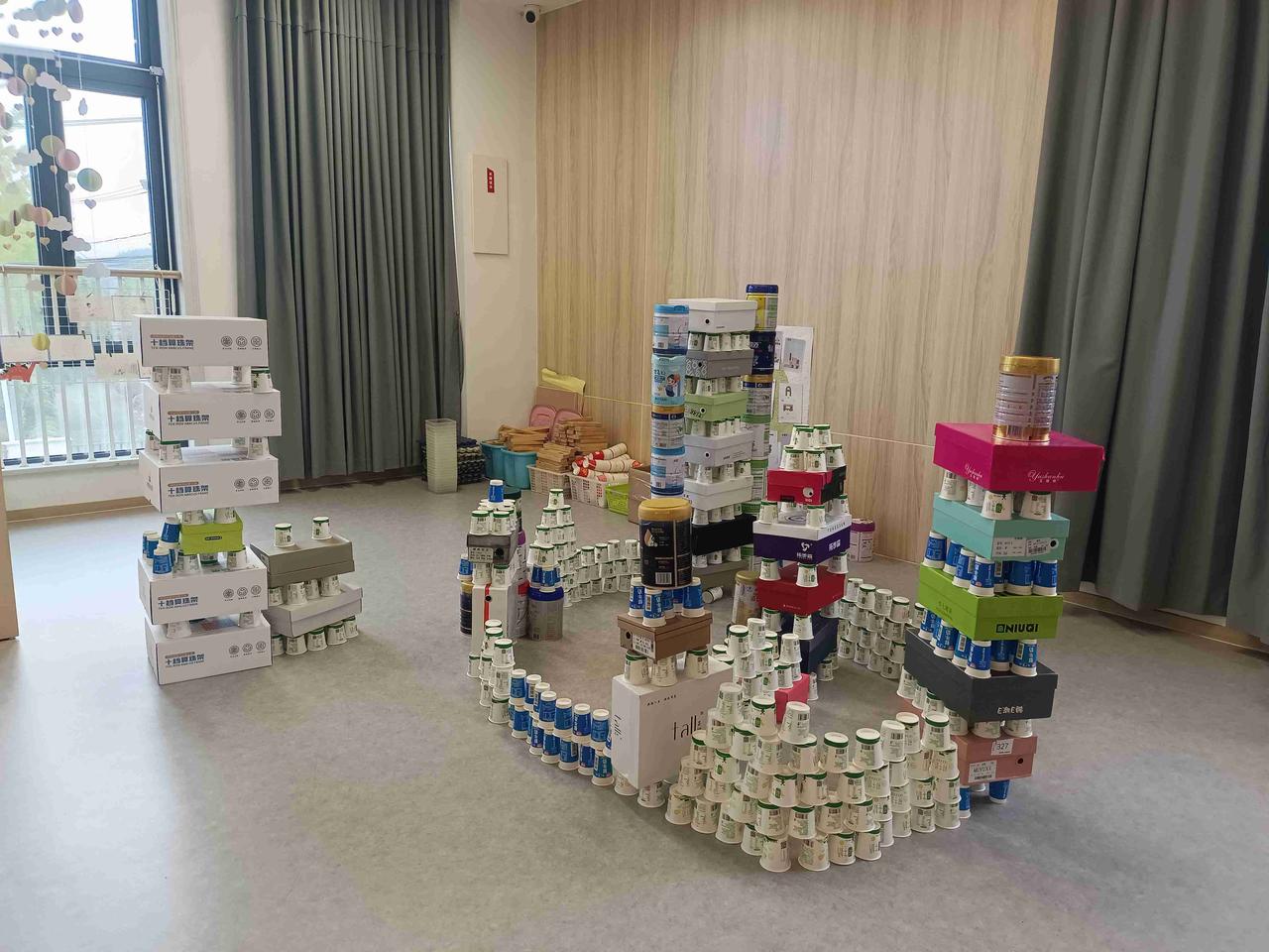 带定位晒今日生活 今天强颜欢笑应对着各种事，偏赶上外面还下雨。雨滴打在屋顶滴答作