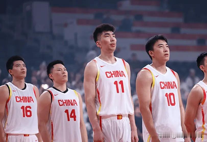 就目前我们男篮的身体条件，
纯亚洲比赛，
锋线自己运球快攻，
没人能挡住我们，干