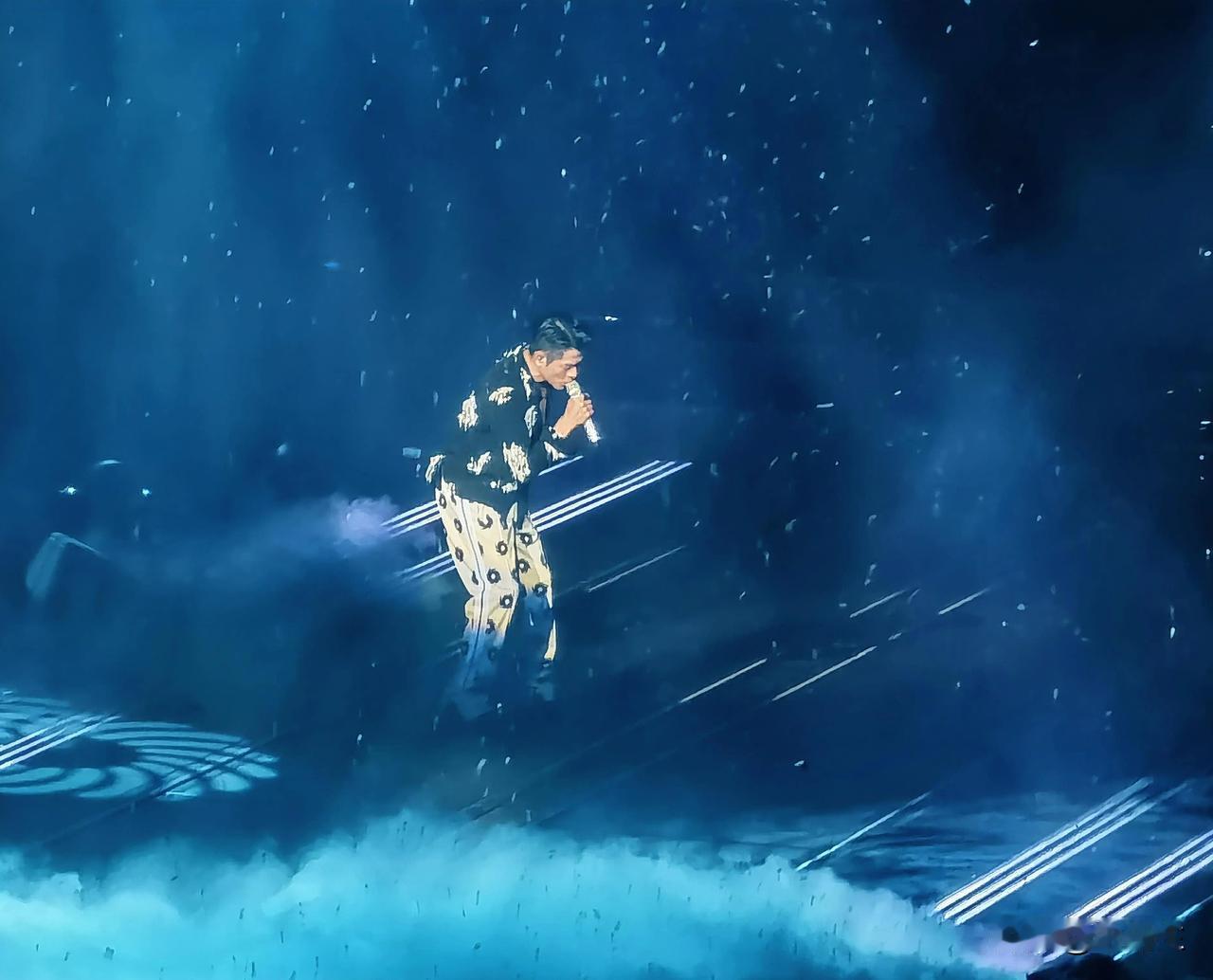 郭富城演唱会

恰好的时间，恰好的相遇。
有那么一刹那，眼眶滚烫。
青春就站在不