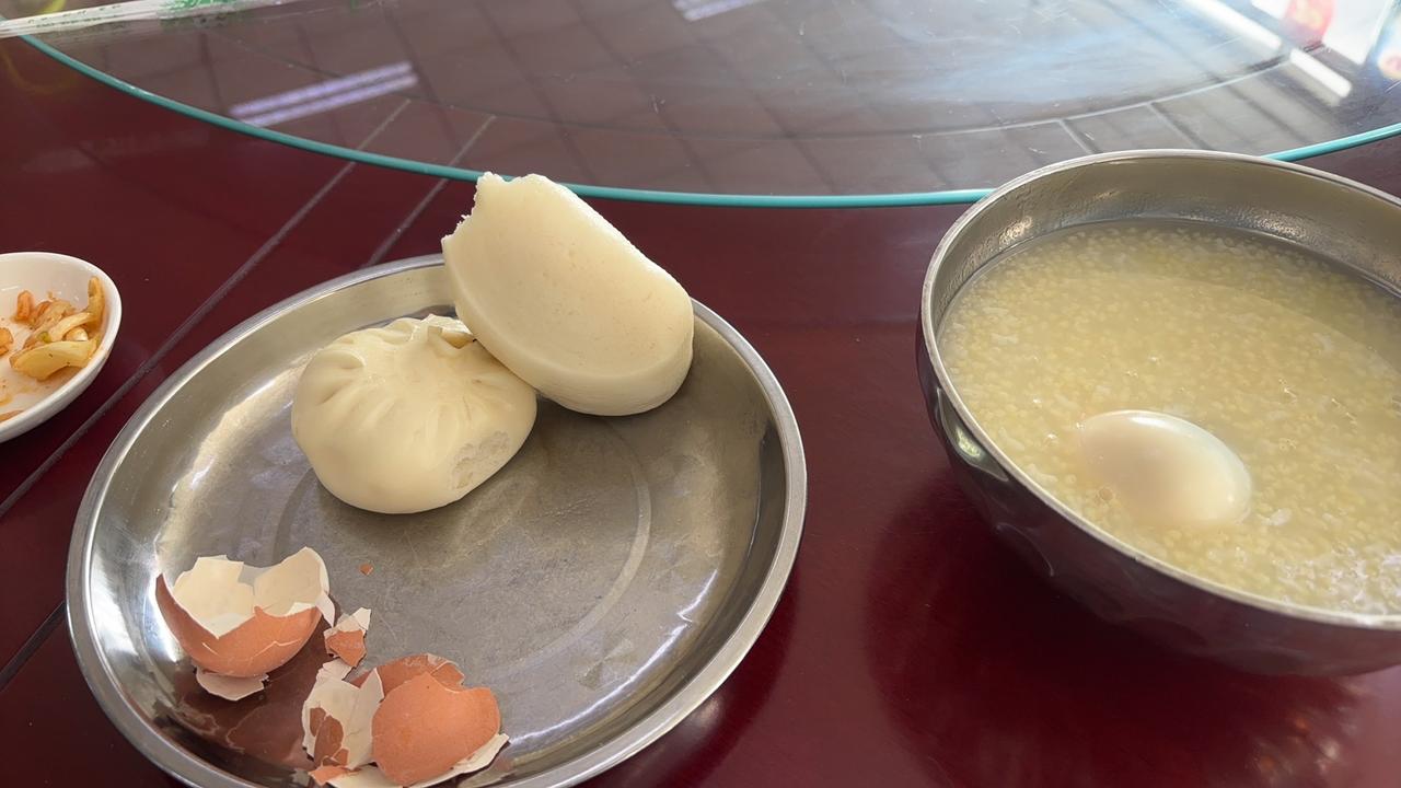我现在对食物的欲望越来越少
早晨起来
我会喝一大杯温水
让自己的胃舒服起来
然后