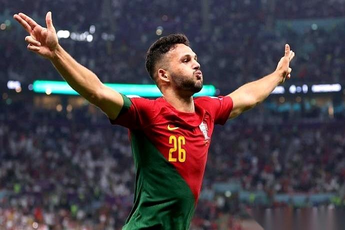 葡萄牙队有个死穴，不是场上的对手，而是空气。
海拔4000米，别说踢90分钟，光