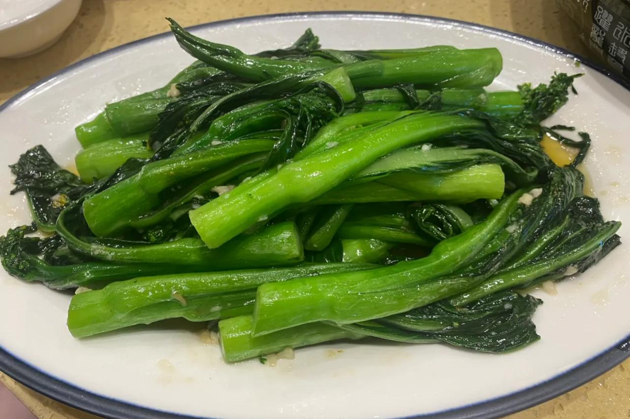 广州江门的早茶真的很实惠！一开始看价格觉得蛮贵的，结果中午睡到12点，去吃早餐，