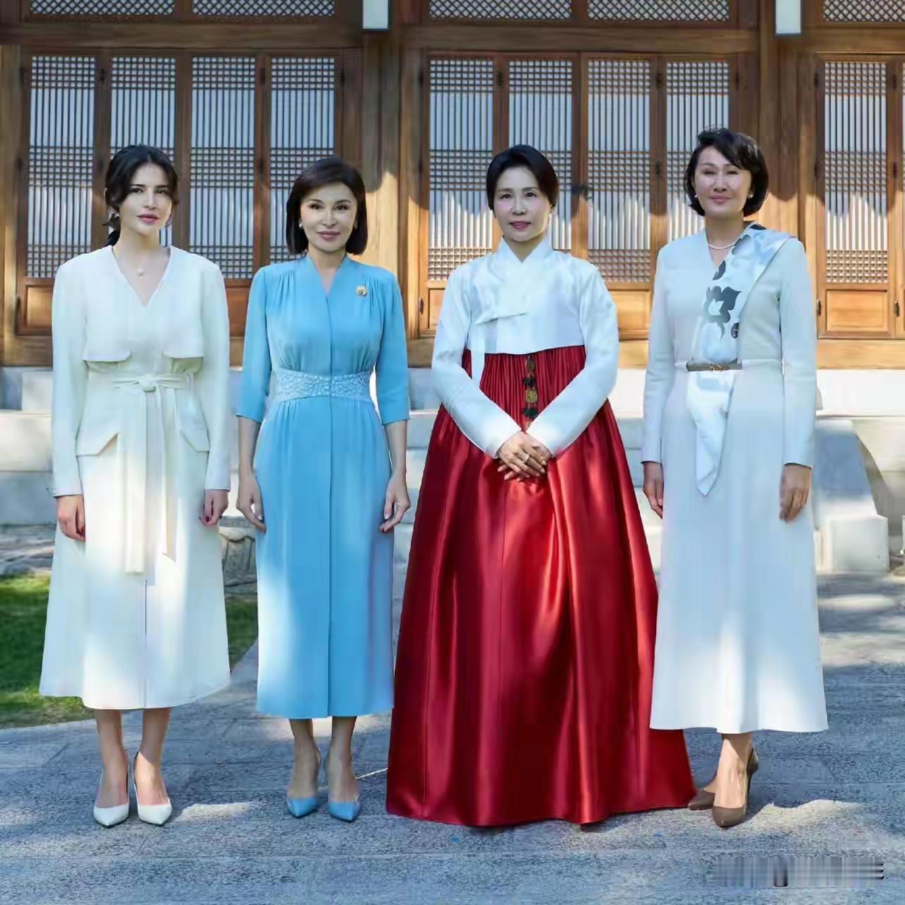 韩国总统李在明夫人金惠景在青瓦台接待了出席韩国中亚峰会的元首夫人。
金惠景身着传