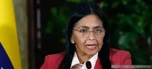 谁能想到！委内瑞拉老百姓上街抗议就算了，代总统居然冲在游行队伍最前面，带头喊“反