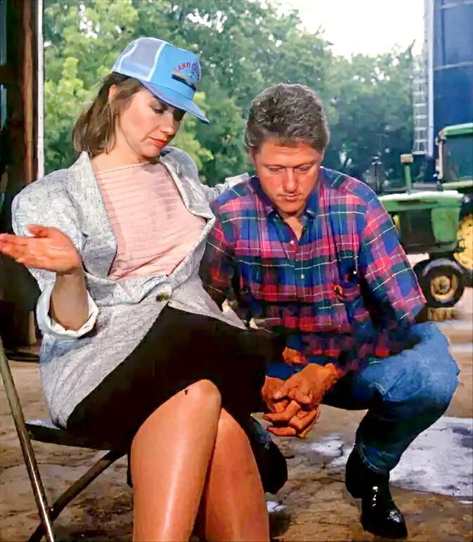 图一是1978年，竞选州长时的克林顿；
图二是1992年，竞选总统成功后的克林顿