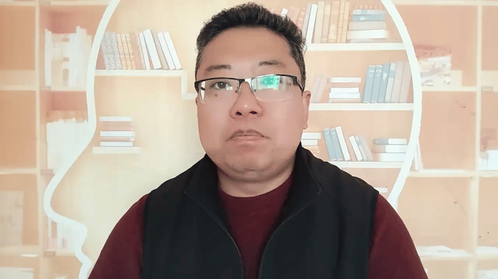 2025年8月，书画界泰斗范曾“失联”的疑云还未散去，他37岁的妻子徐萌现身法国