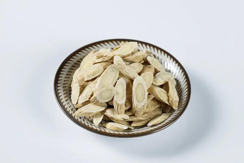 广东天气湿热，大家对养生都很上心。50来岁的陈叔就是典型，平时爱喝凉茶、研究中药