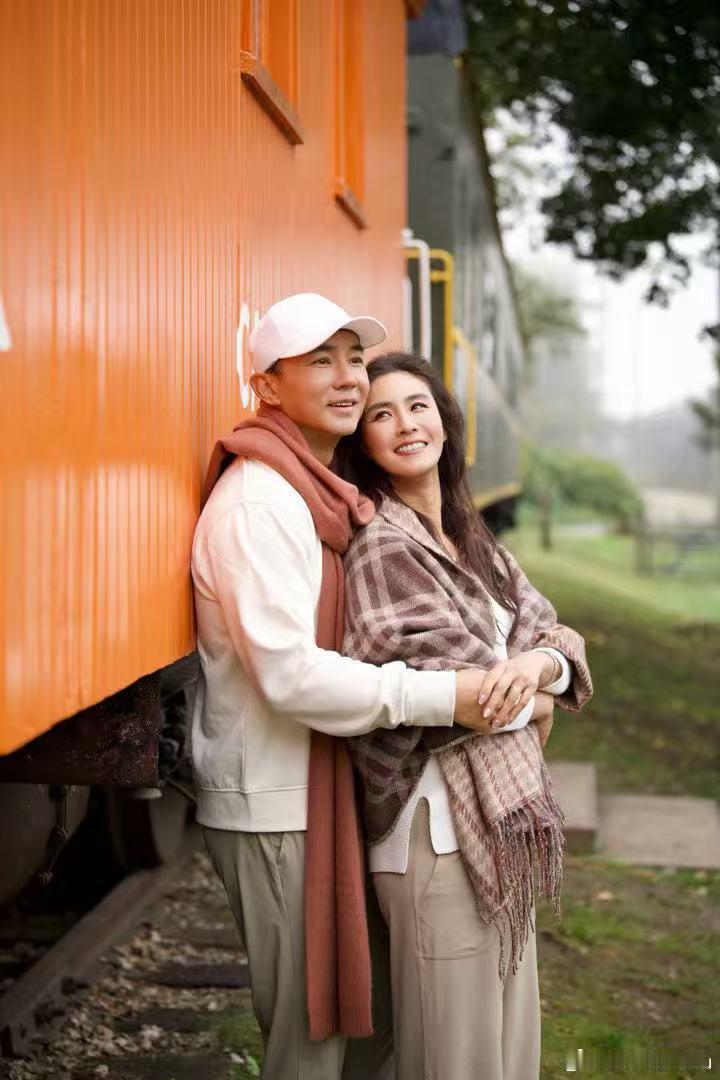 好浪漫呀！刘畊宏跟妻子结婚19周年，两人跑到了加拿大一个百年小镇去庆贺。刘畊宏还