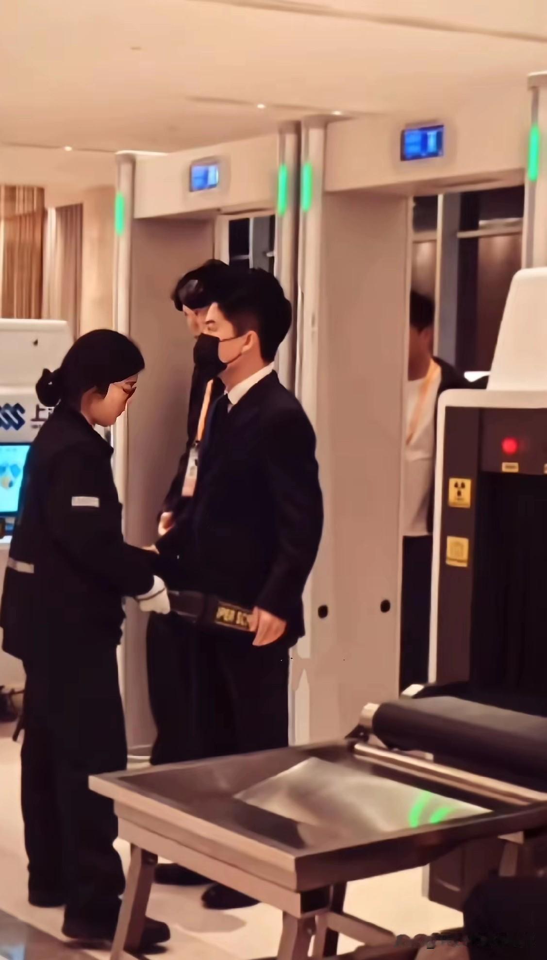 谁说董宇辉矮呀？这么看着也不矮呀。比很多女生都高。最起码是男生中的中等个。

西