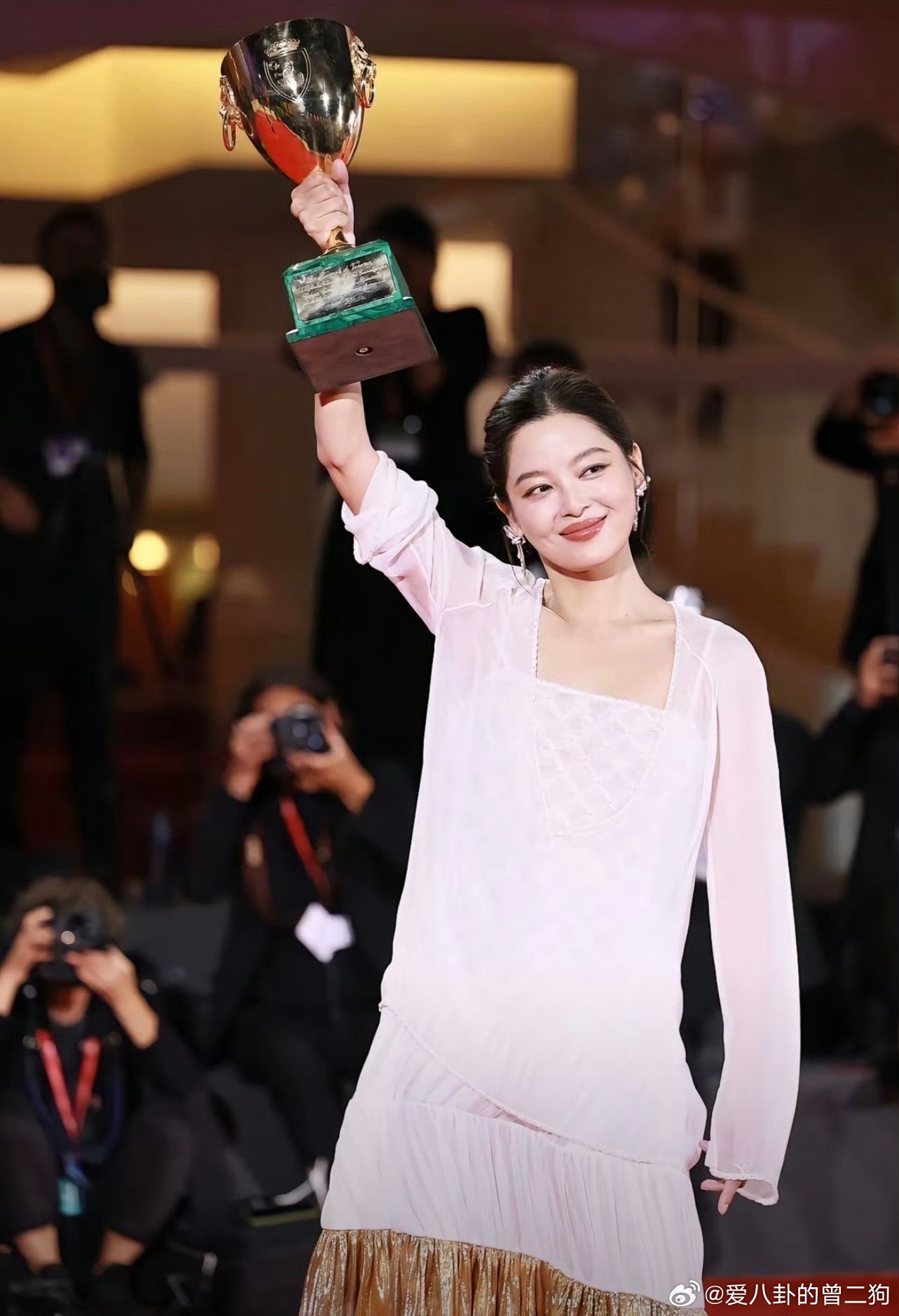 辛芷蕾杂志全面爆发拿影后后火速解锁VOGUE银十 ，嘉人、ELLE拍摄也安排上了