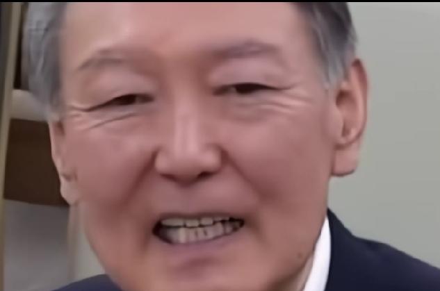 再风光的人，一旦落魄都免不了狼狈不堪
韩国前总统尹锡悦出庭受审，他妻子作为证人出