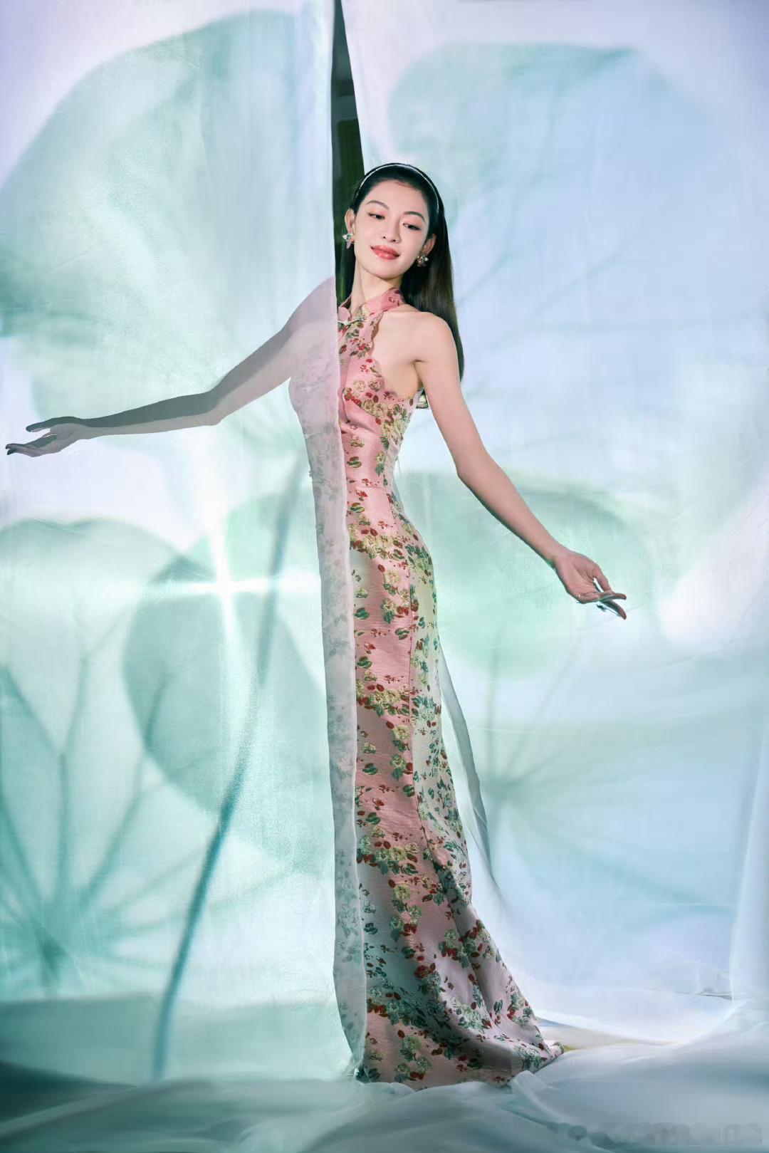 #钟楚曦东方神韵美#一身藕粉色绣花露肩旗袍，娉娉婷婷立在荷叶青纱中，[哇][哇]