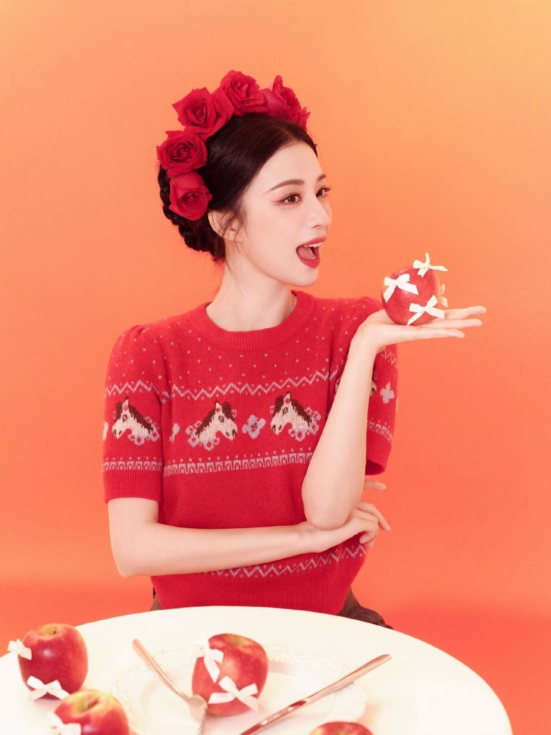 王楚然这组新年大片，堪称马年氛围感穿搭的范本。在暖橘色的柔光里，她以红为笺，以花