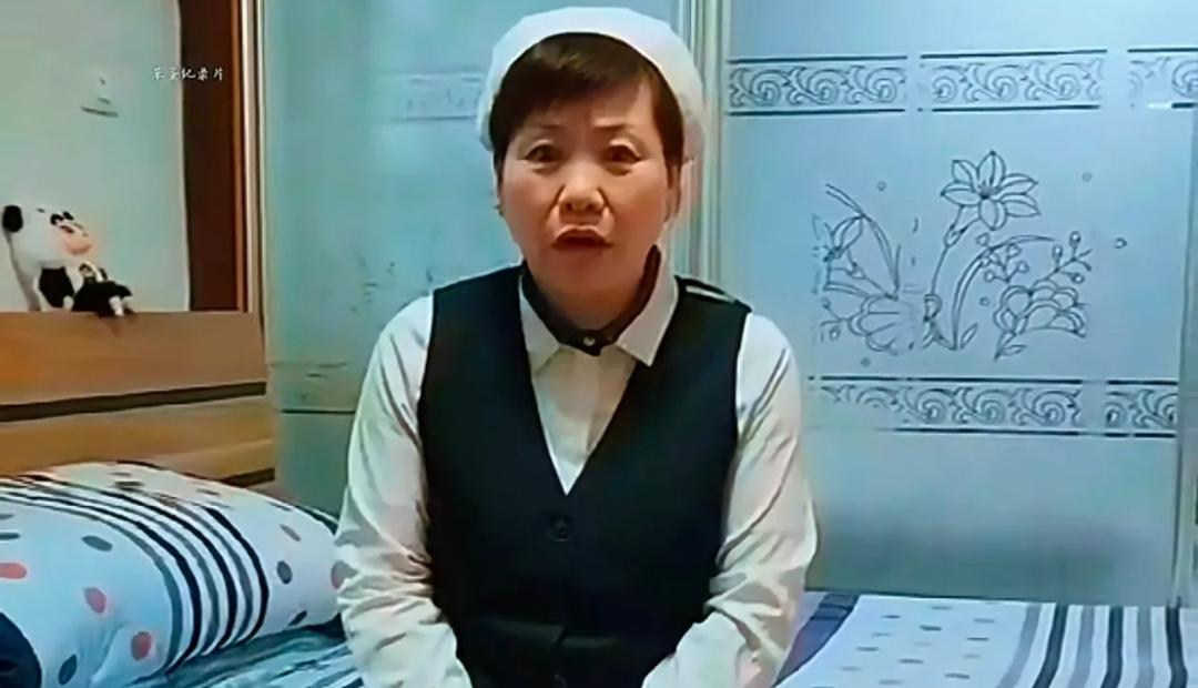 列车上售货大姨遇网红幽默互动，结果第二天收到停职
近日一东北列车上售货大姨，因偶