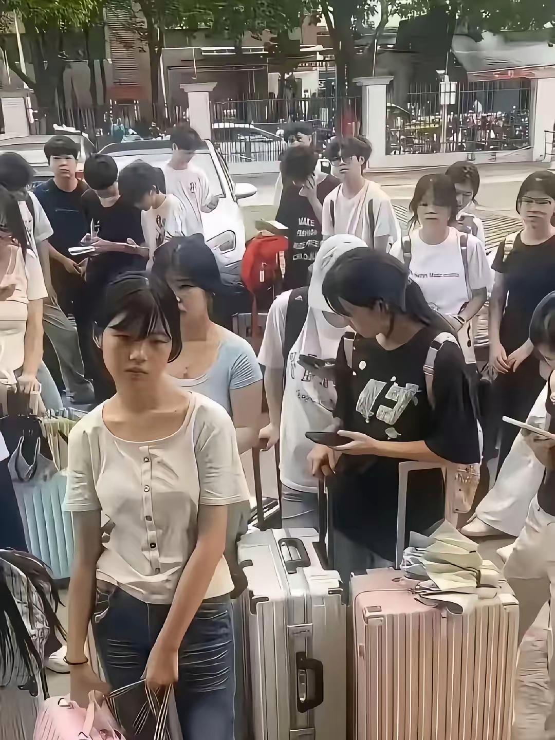 一代人有一代人的命运！从这两张照片上看，现在走出校门的大学生，还没有当年南下进厂