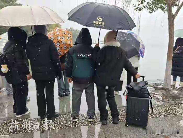 继续昨天的故事：女同事老公昨天下午近五点下班，从杭州出发开车到宁波，接放寒假的女