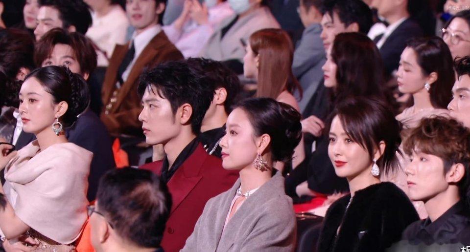 去年的微博之夜内场，全场明星几乎都坐满了其乐融融，肖战和赵丽颖是挨着坐的，今年看