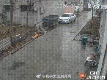 “这种家庭真的太让人失望了！”安徽亳州一个宝宝才8个月大，正在用学步车学走路，谁