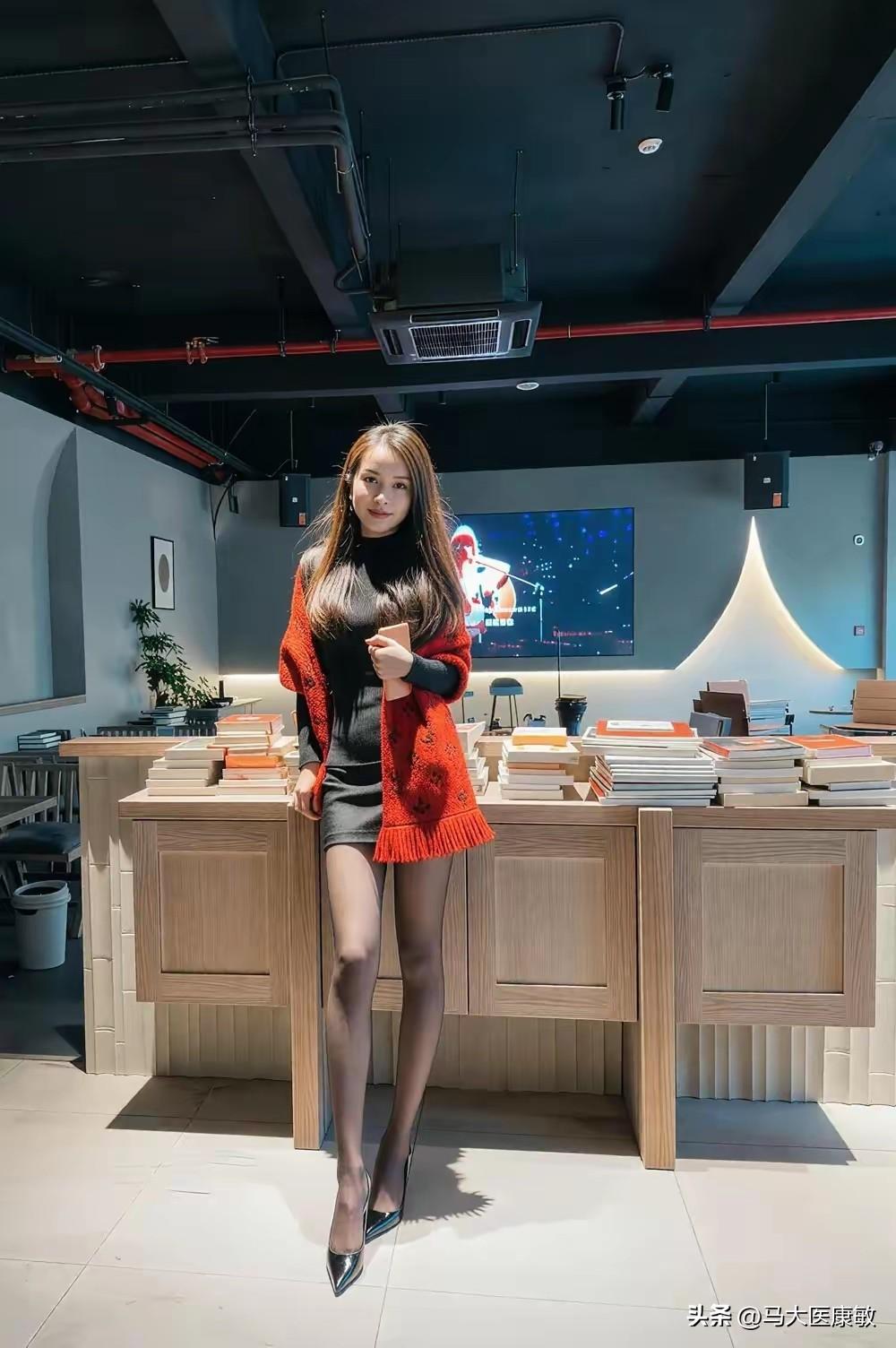 一个穿红色毛衣的姑娘站在书店，10公里训练。