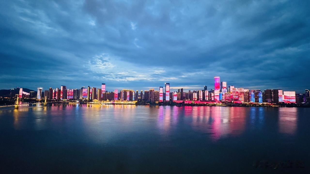 湘江梦，梦之蓝；星城夜，夜未央