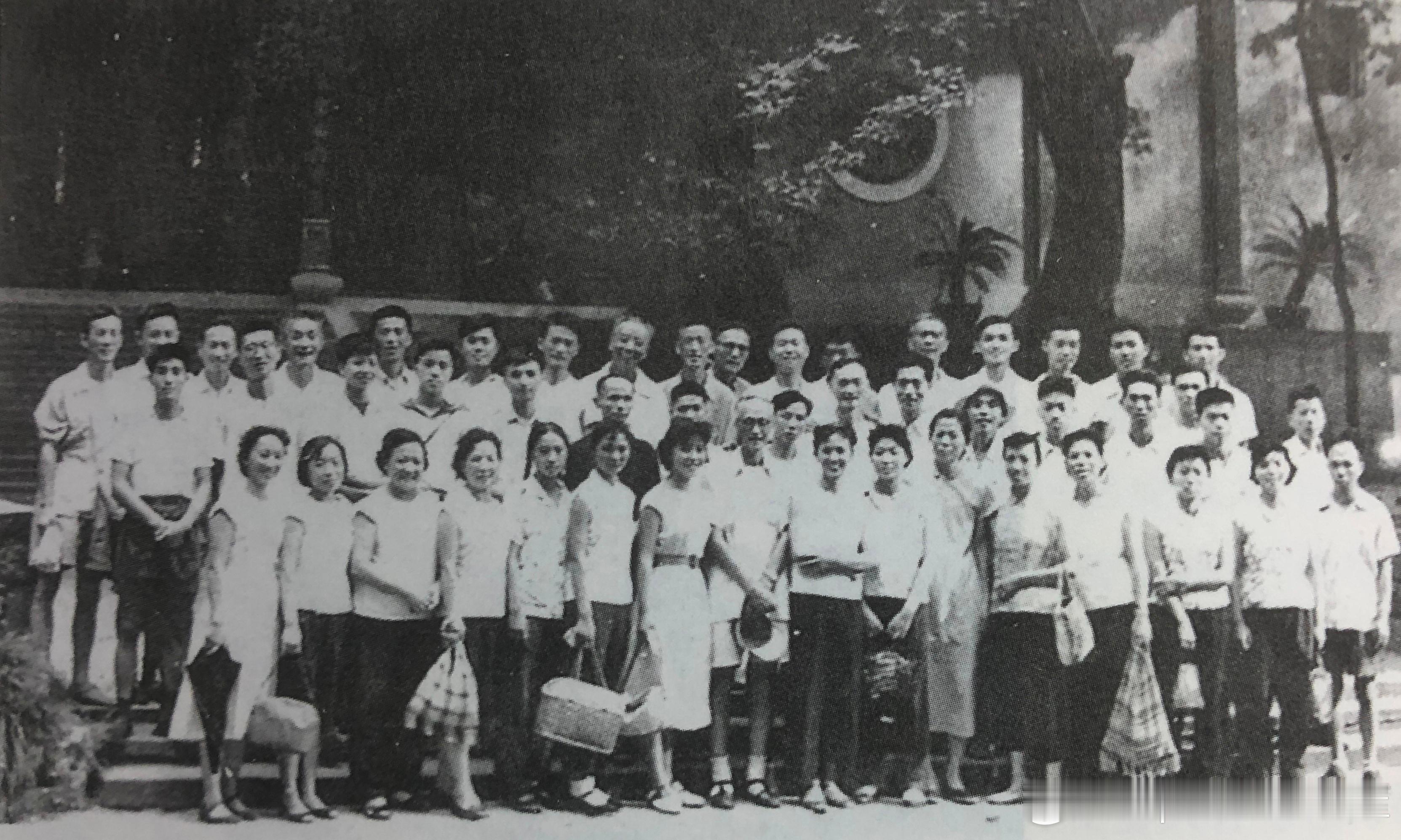 1959年上海蜜蜂滑稽剧团合影。大家找找看姚慕双和周柏春两位大师在哪里？ 