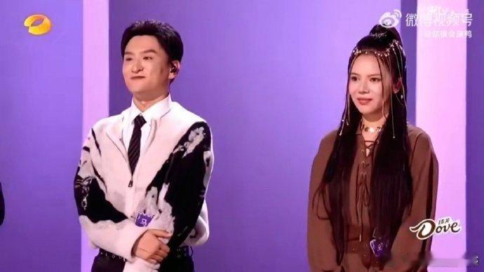 巅峰对决的精彩，远不止胜负之分，马小明与生特吾姬的演唱各有千秋。《声鸣远扬》的舞