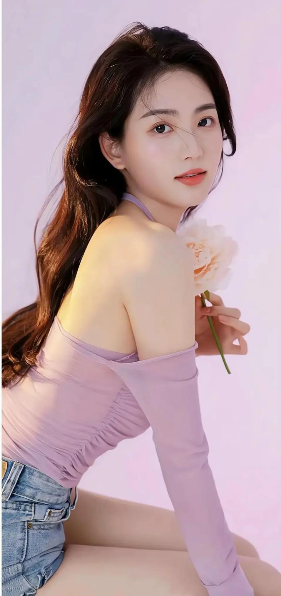 温柔粉紫色露肩上衣，搭配牛仔短裤，清新自然，少女心满满！🌸💕