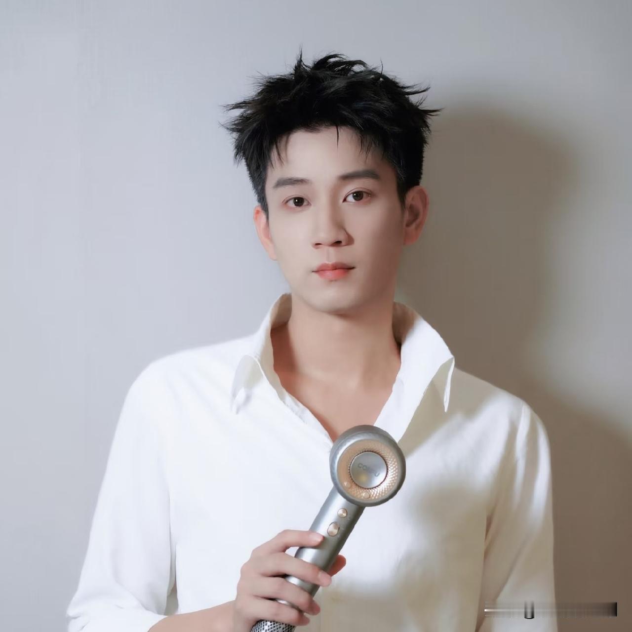 电视剧《生逢其时》曹信的扮演者王子奇，之前从来没有看过他演的戏，这次感觉演得还不