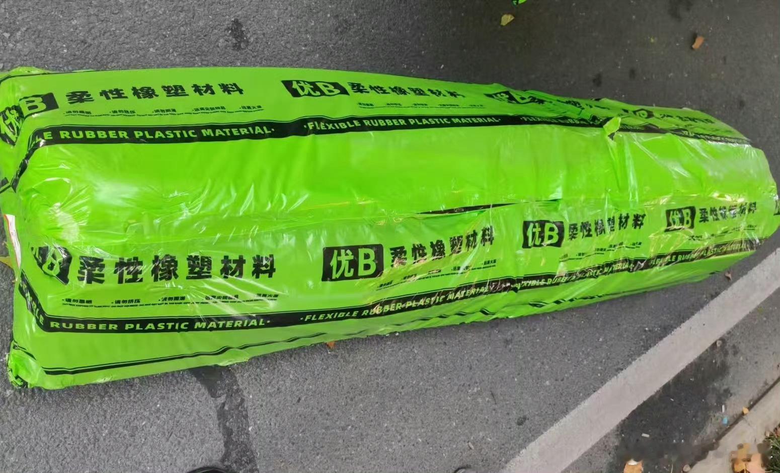 【#货物掉落路面合肥交警捡拾归还#】10月18日，安徽包河大队执勤民警在马鞍山路