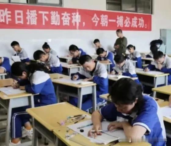所以，家长要结合家庭实际情况，多给孩子做思想工作，教育他们只有高考一条路才能改变