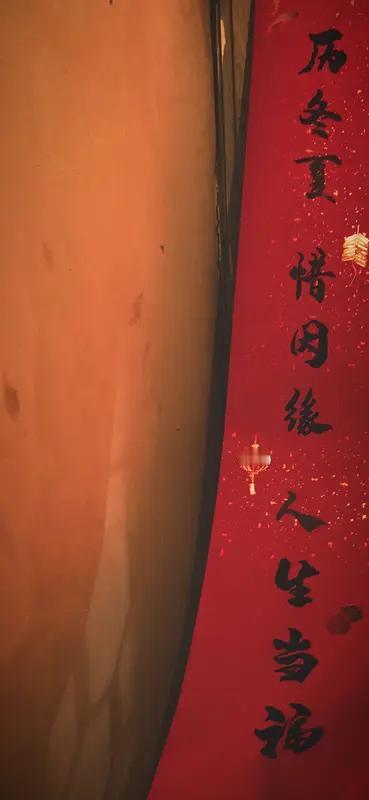酒里忧愁少
 
1. 杯中喜乐多（首选，对仗工整，意境呼应）
​
2. 人间快意