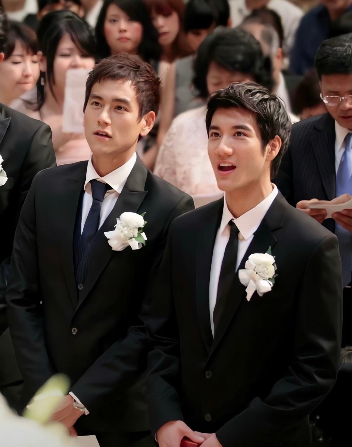 等我出道了我也要和彭于晏合照 《爆水管》剧组合照太绝！喜剧人天团遇上颜值外挂，铁