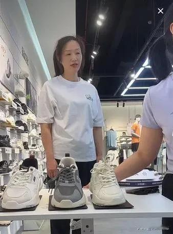 谢浩男妈妈许健华今天带货安踏专场，本人超自信，脸上一直洋溢着开心、迷人的笑容，原