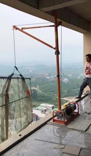 湖北潜江，一名装修工在15楼拆墙时，冲击钻钻头突然弹出，从高空坠落，不偏不倚砸中
