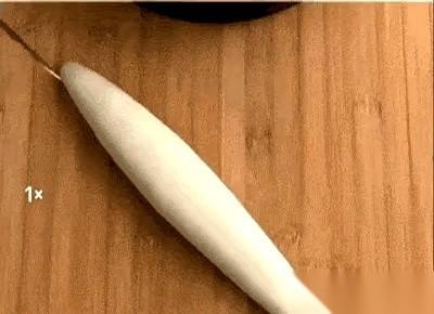 那件栩栩如生的作品就大摇大摆地摆在展厅正中央。
每个路过的人都会不由自主地停下脚