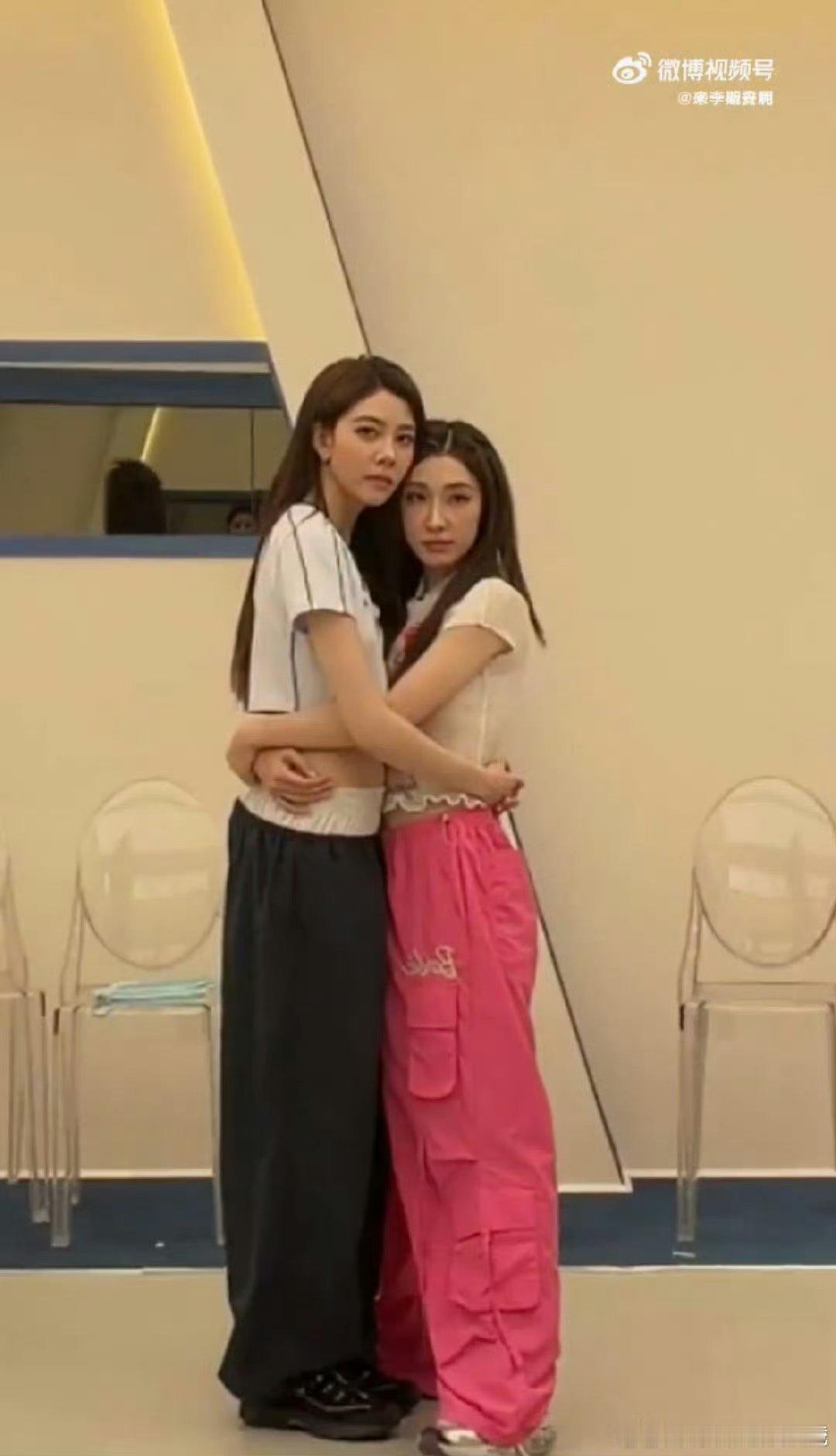 花蝴蝶组cha了李斯丹妮delulu队伍里每个人都跟着律动放开自己，沉浸式享受舞